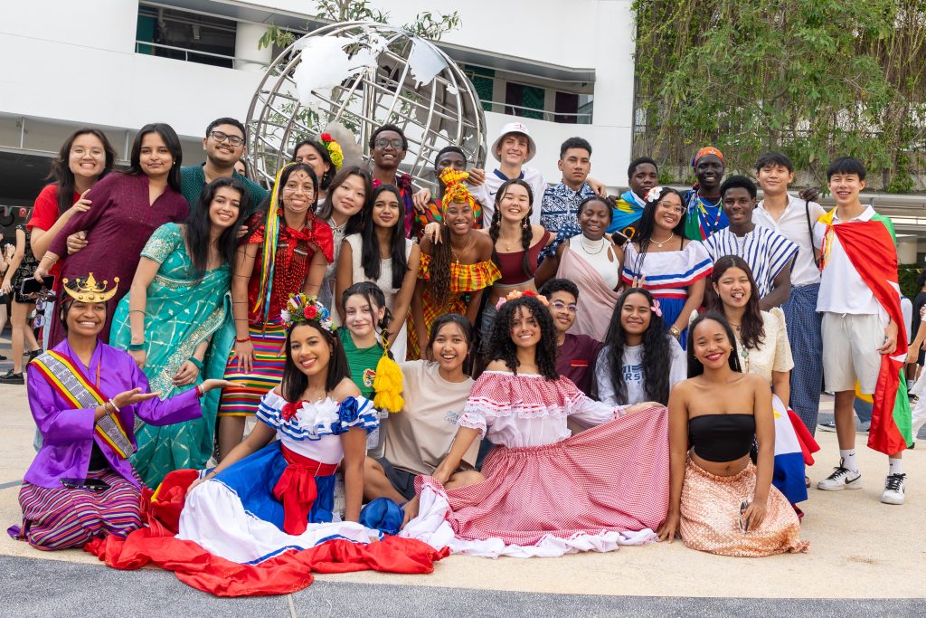 Estudiantes en trajes tradicionales celebran el día de UWC